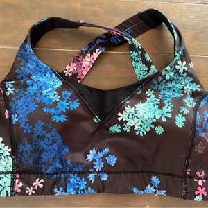 Lululemon luxtreme black floral cross back sports bra with pads. Size 12. EUC